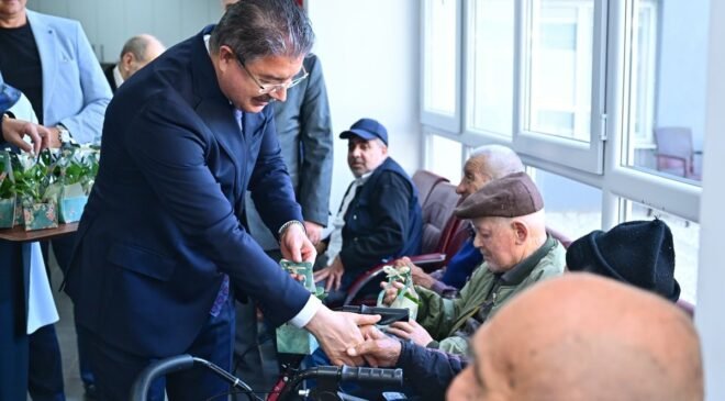 Vali Yılmaz, Yaşlı Bakım ve Rehabilitasyon Merkezi’nde Babalar Günü pastası kesti