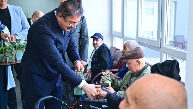 Vali Yılmaz, Yaşlı Bakım ve Rehabilitasyon Merkezi’nde Babalar Günü pastası kesti