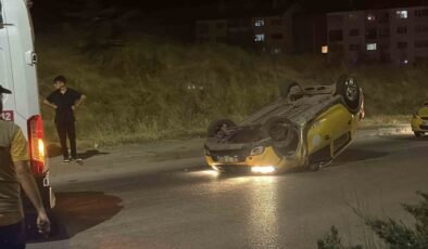 Virajı alamayan ticari taksi ters döndü: 2 yolcu yaralandı