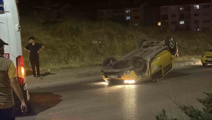 Virajı alamayan ticari taksi ters döndü: 2 yolcu yaralandı