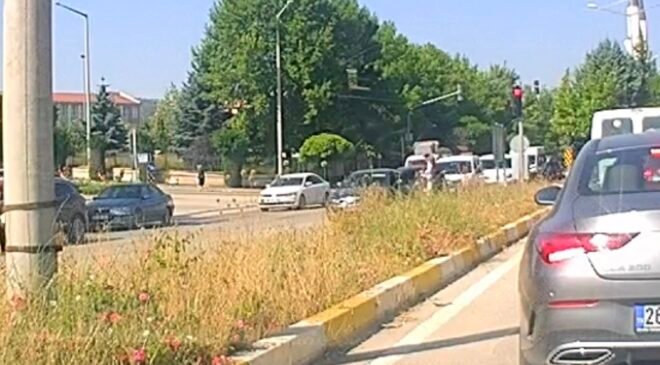 Yaşlı kadına yol vermek isteyen araca başka bir otomobil arkadan böyle çarptı