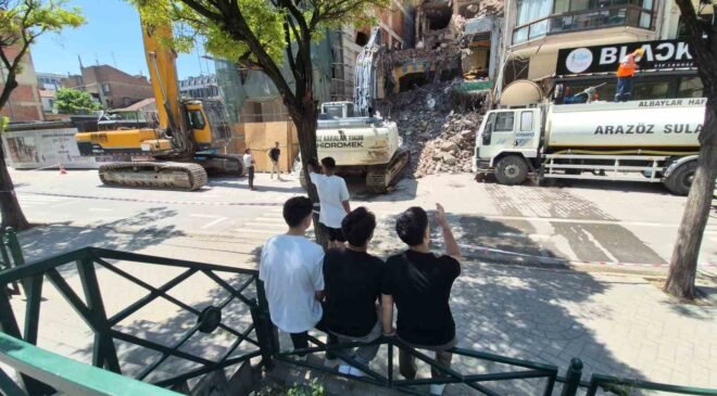 Yıkım çalışmalarını keyifle izleyen gençler