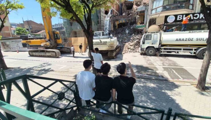 Yıkım çalışmalarını keyifle izleyen gençler