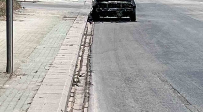 Yol kenarına bırakılan yanmış araç dikkat çekiyor