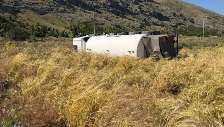 Yol kenarına devrilen tankerin sürücüsü yaralandı