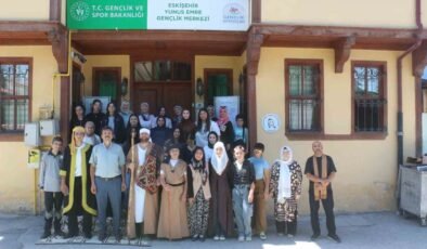 Yunus Emre’nin hayatı açık havada tiyatro oyunuyla sahnelendi