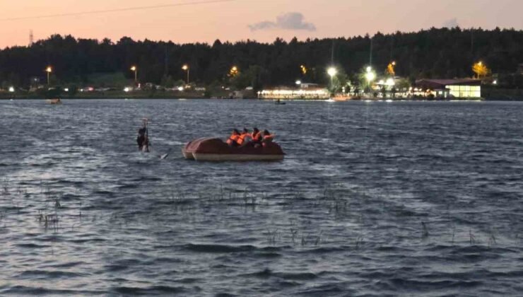 Ziplinede mahsur kalan vatandaşı deniz bisikletiyle gölette gezenler kurtardı