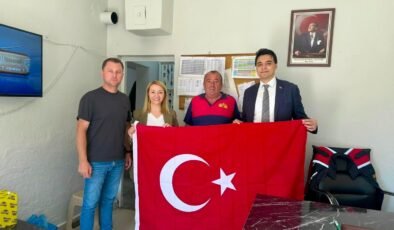 15 Temmuz öncesi esnafa Türk bayrağı dağıtıldı