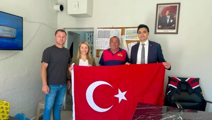 15 Temmuz öncesi esnafa Türk bayrağı dağıtıldı