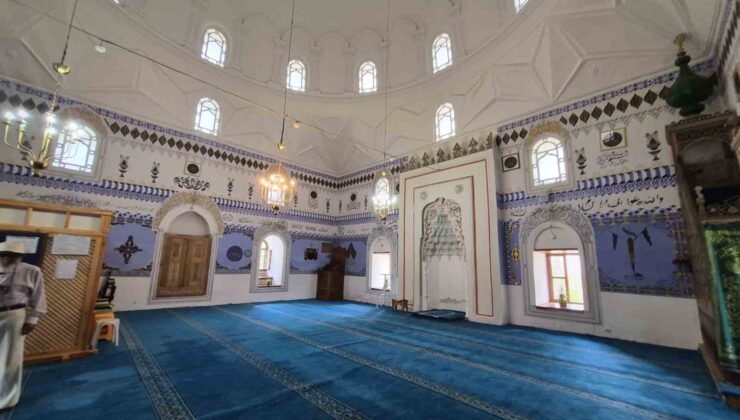 534 yıllık bu cami kıble hassasiyeti ile dikkat çekiyor