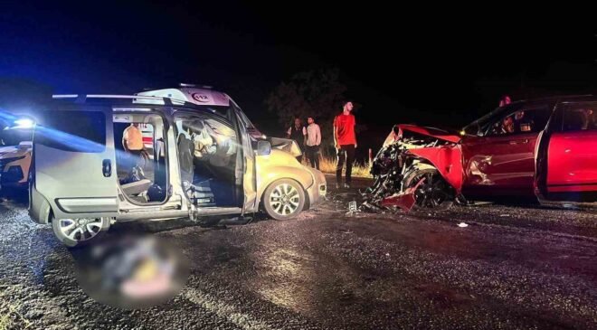 Afyonkarahisar’da araçlar kafa kafaya çarpıştı: 2 ölü, 4 yaralı