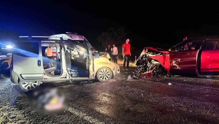 Afyonkarahisar’da araçlar kafa kafaya çarpıştı: 2 ölü, 4 yaralı
