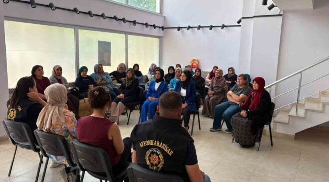 Afyonkarahisar’da kadın kursiyerlere KADES ve ŞÖNİM bilgilendirmesi