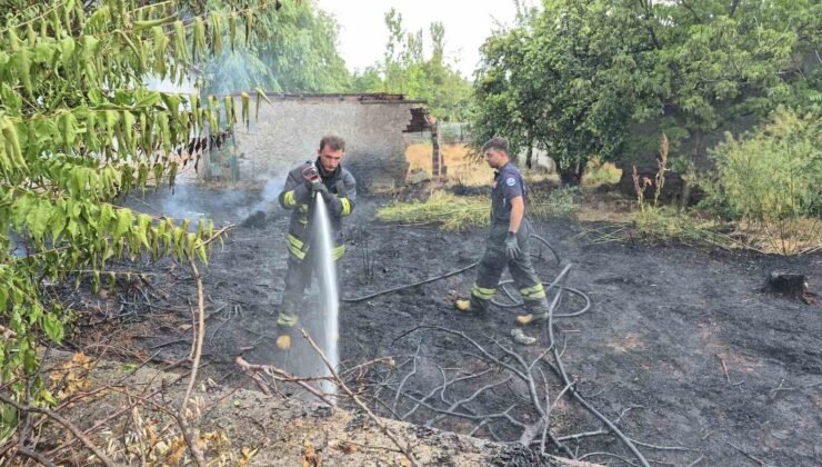 Ağzından düşürdüğü sigara sebebi ile bahçeyi alevler sardı