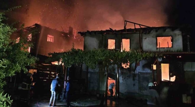 Ahşap evde çıkan yangın yanındaki diğer ahşap eve de sıçradı