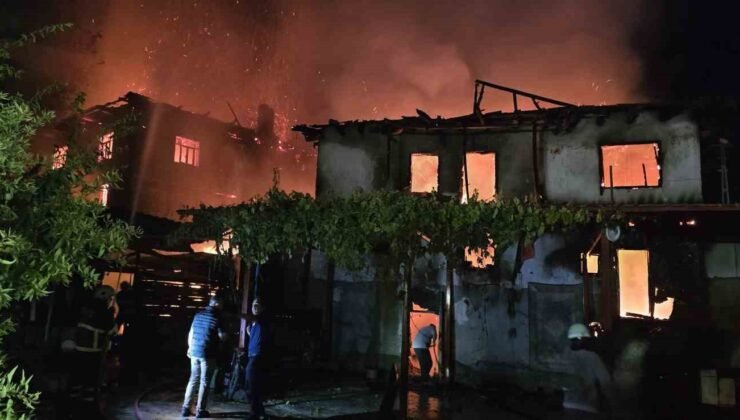 Ahşap evde çıkan yangın yanındaki diğer ahşap eve de sıçradı
