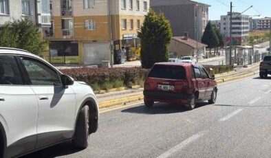 Ani manevra yapan sürücü yoluna devam etti, arkadaki araçlar kaza yaptı
