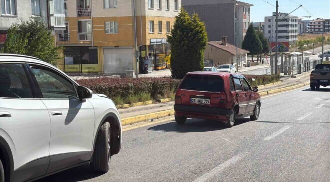 Ani manevra yapan sürücü yoluna devam etti, arkadaki araçlar kaza yaptı