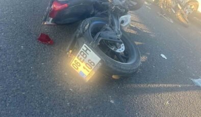 Ankara-Eskişehir yolunda iki motosiklet aynı istikametteki otomobile çarptı: 2 yaralı
