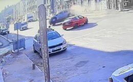 Ara sokaktan çıkan otomobilin çarptığı hafif ticari araç yan yattı