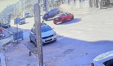Ara sokaktan çıkan otomobilin çarptığı hafif ticari araç yan yattı