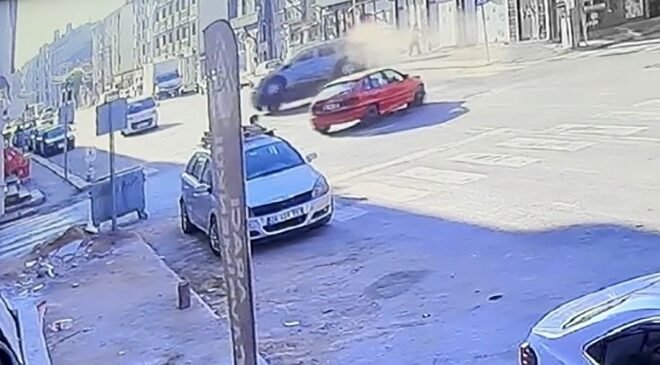 Ara sokaktan çıkan otomobilin çarptığı hafif ticari araç yan yattı