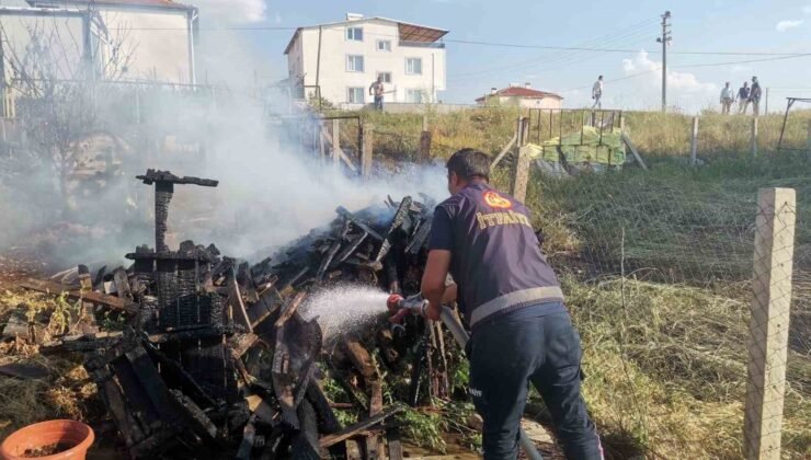 Arazideki odunların tutuşması sonucu yangın çıktı