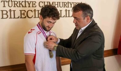 Avrupa şampiyonu güreşçiye Vali Sözer’den tebrik
