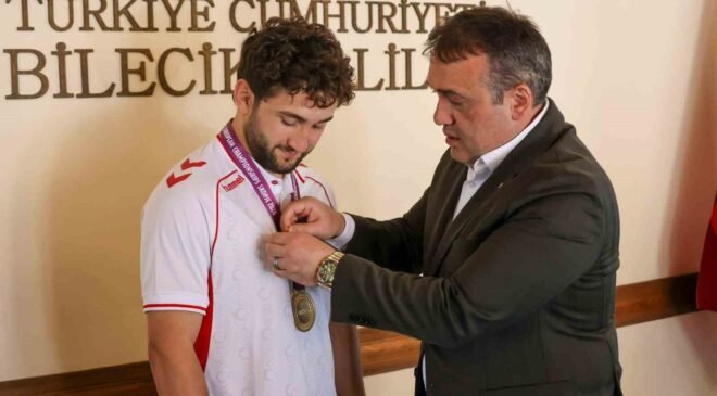 Avrupa şampiyonu güreşçiye Vali Sözer’den tebrik