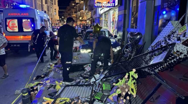 Aydınlatma direğine çarpan otomobil kaldırıma çıktı: 4 yaralı
