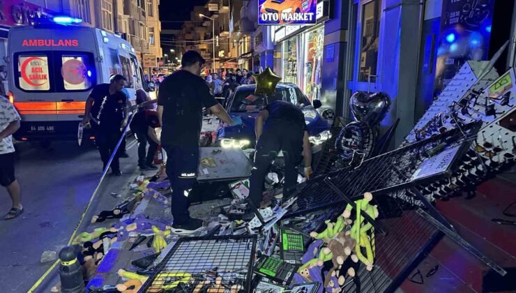 Aydınlatma direğine çarpan otomobil kaldırıma çıktı: 4 yaralı