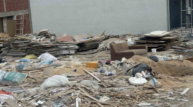 Baksan Sanayi Sitesi’nde biriken atıklar çevrede büyük rahatsızlık oluşturuyor