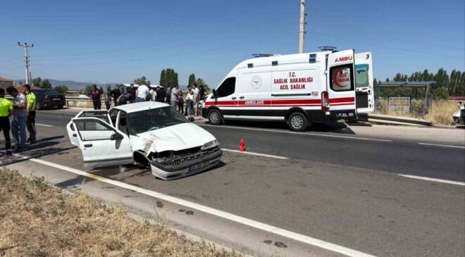 Bariyerlere çarpan otomobilde 6 kişi yaralandı
