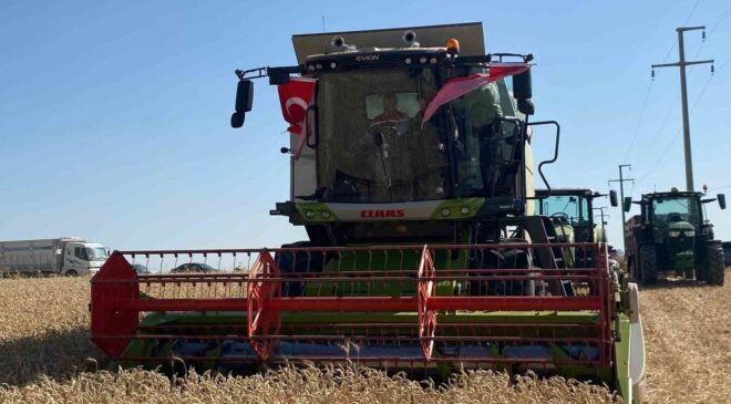 Biçerdöver kullanan Eskişehir Valisi Yılmaz: “Valiniz ne güzel çiftçilik yapıyor”