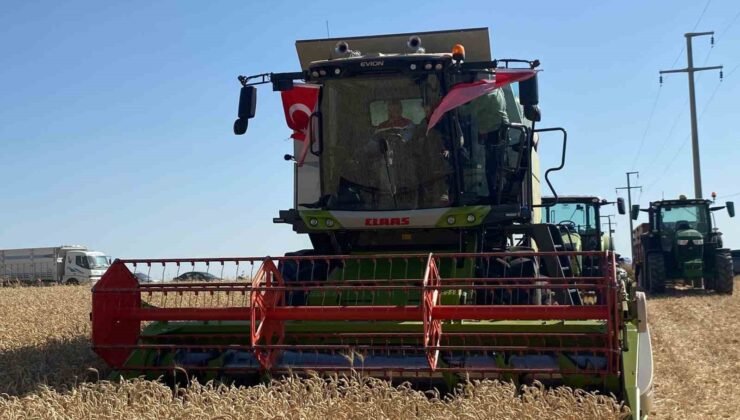 Biçerdöver kullanan Eskişehir Valisi Yılmaz: “Valiniz ne güzel çiftçilik yapıyor”