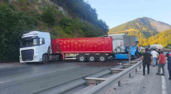 Bilecik’te aynı istikamette seyreden 2 tır çarpıştı, 1 kişi yaralandı