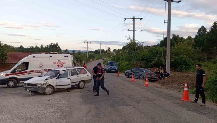 Bilecik’te iki otomobil çarpıştı: 10 yaralı