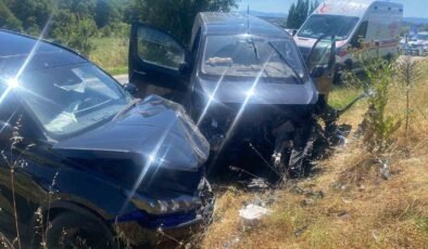 Bilecik’te iki otomobil kafa kafaya çarpıştı: 2 yaralı