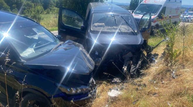 Bilecik’te iki otomobil kafa kafaya çarpıştı: 2 yaralı