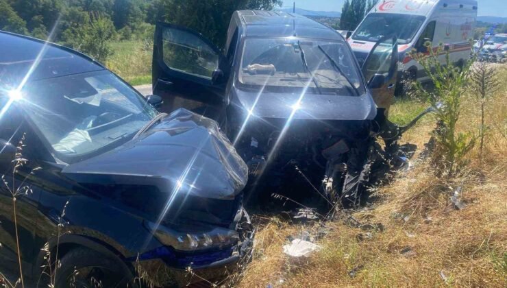Bilecik’te iki otomobil kafa kafaya çarpıştı: 2 yaralı
