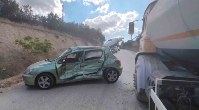 Bilecik’te kontrolden çıkan otomobil karşı yönden gelen su tankerine çarptı