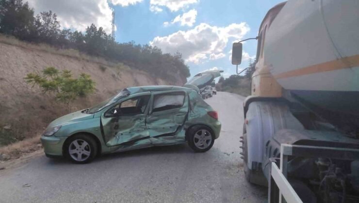 Bilecik’te kontrolden çıkan otomobil karşı yönden gelen su tankerine çarptı