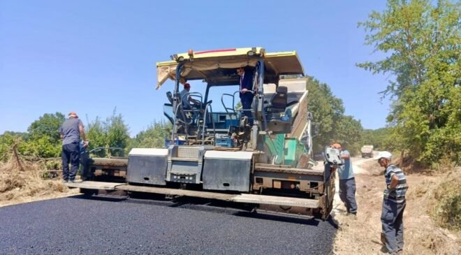 Bilecik’te Sarıdayı-Arapdede köy yolunda sıcak asfalt mesaisi başladı