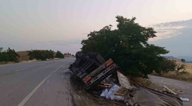 Bilecik’te yan yatan tırın sürücüsü yaralandı