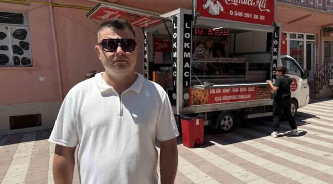 Boşanmasını lokma dağıtarak kutladı