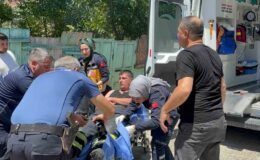 Çatı yangınına müdahale ederken bir alt kata düşen itfaiyeci yaralandı