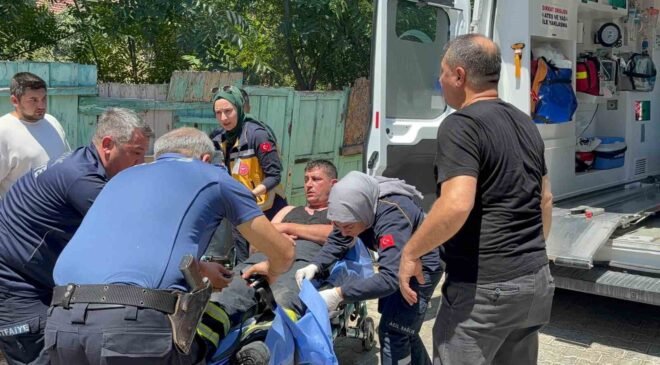 Çatı yangınına müdahale ederken bir alt kata düşen itfaiyeci yaralandı