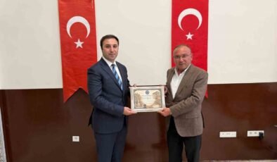 Çavdarhisar Kaymakamı Murat Ak’a Fahri Hemşehrilik Beratı