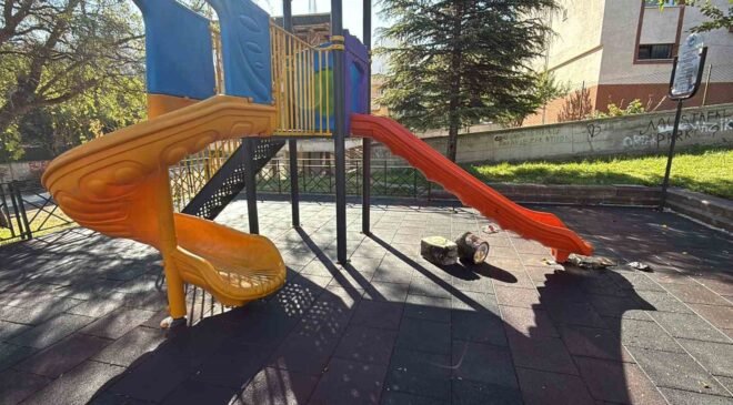 Çocuk parkındaki kaydıraklara yanık yağ döktüler