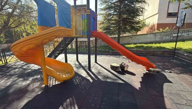 Çocuk parkındaki kaydıraklara yanık yağ döktüler